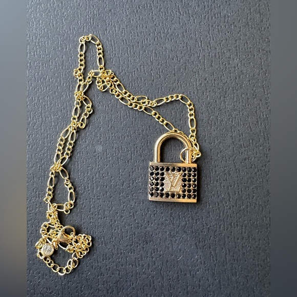 Vintage LV locker Charm with black diamonds and Necklace! - Picture 11 of 11